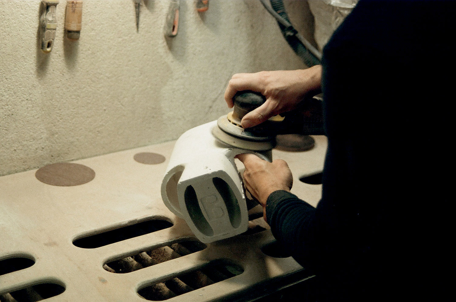 Lampe Bien Faite Blanc Naturel en papier recyclé dans l'atelier Henri Dejeant pour Bien Paris et Monogramme de Bien Paris