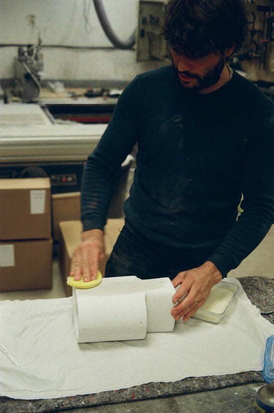 Lampe Bien Faite Blanc Naturel en papier recyclé dans l'atelier Henri Dejeant pour Bien Paris