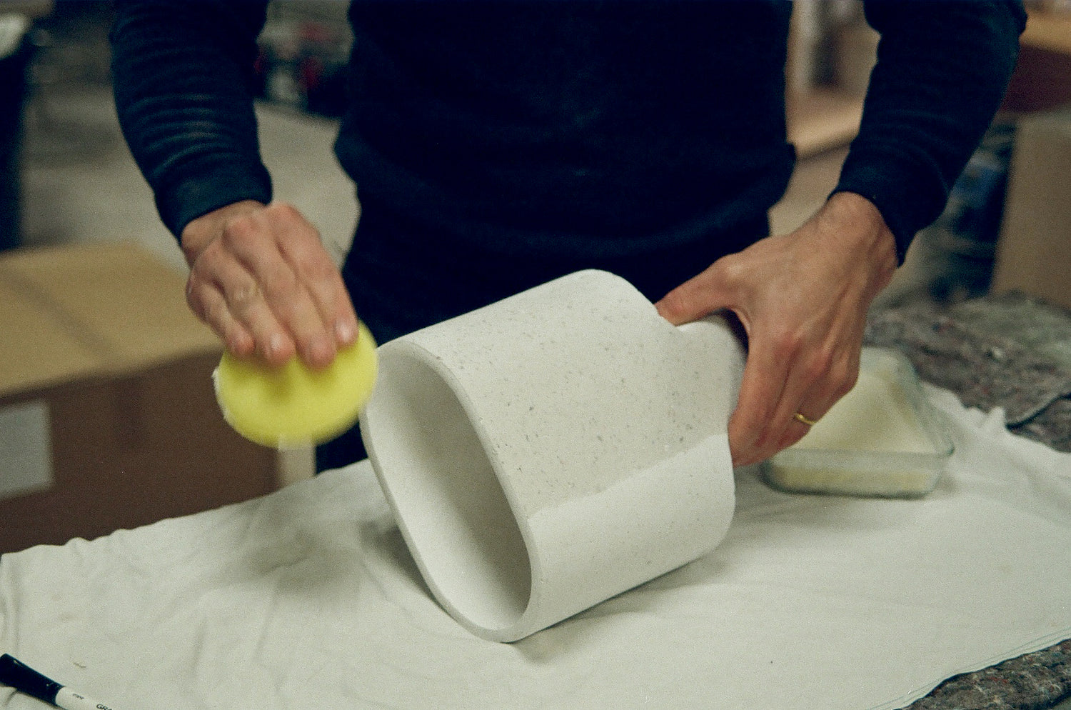 Lampe Bien Faite Blanc Naturel en papier recyclé dans l'atelier Henri Dejeant pour Bien Paris