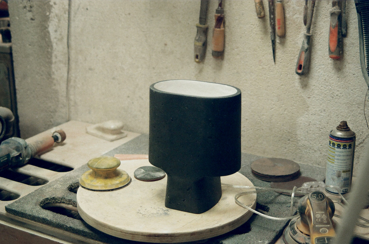La Lampe Bien Faite Anthracite dans l'atelier Bien Paris Henri Dejeant