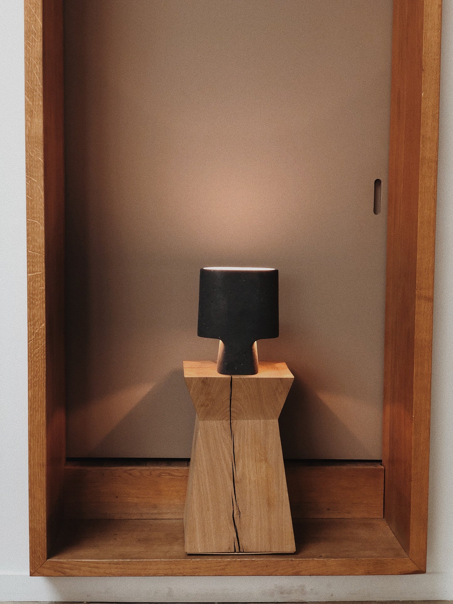 Lampe à Poser Bien Paris et Tabouret en bois tabouret christian liaigre intérieur inspiration artisanal scandinave