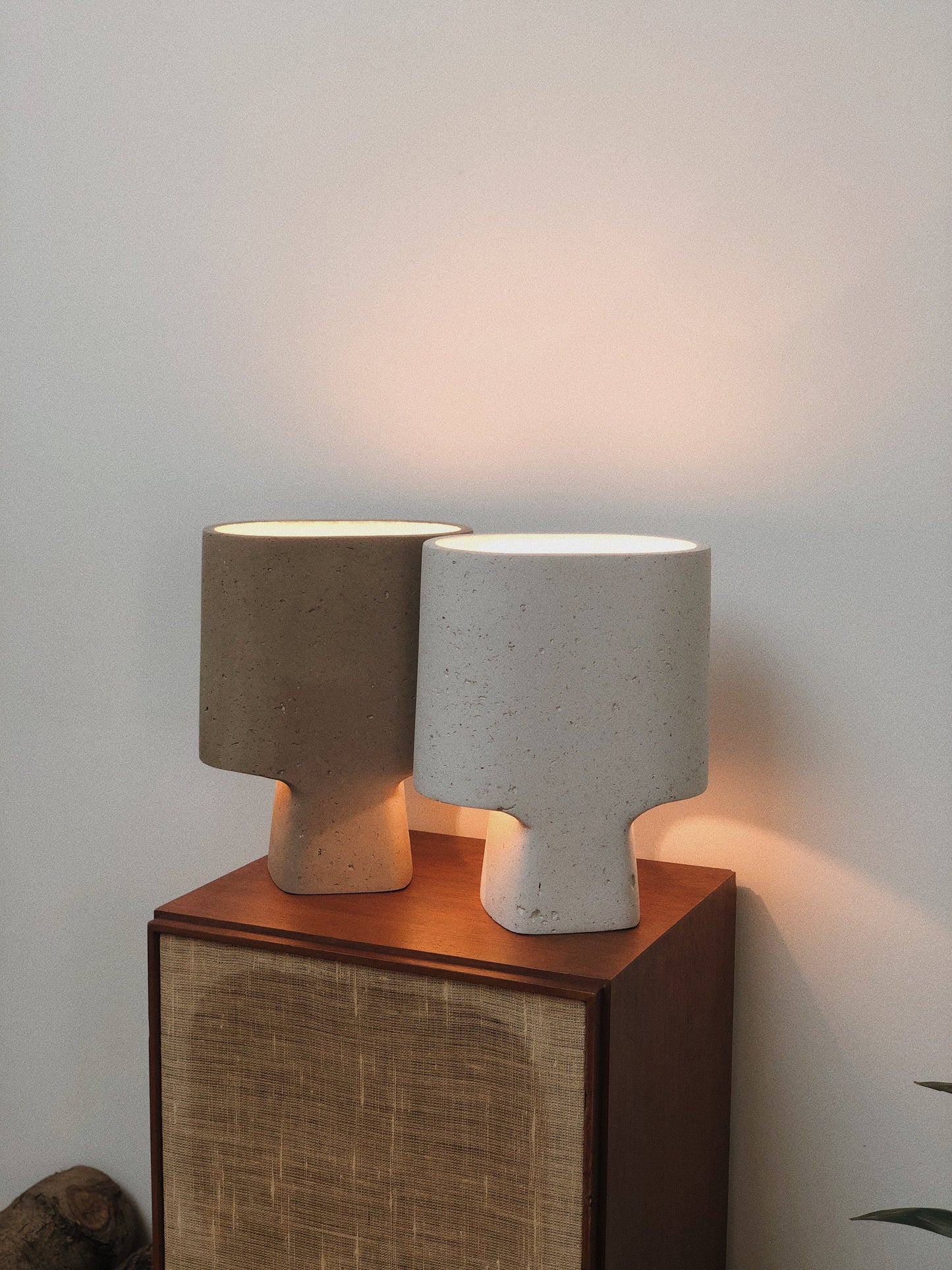Lampe à poser design blanc naturel et taupe intérieur inspiration déco scandinave design