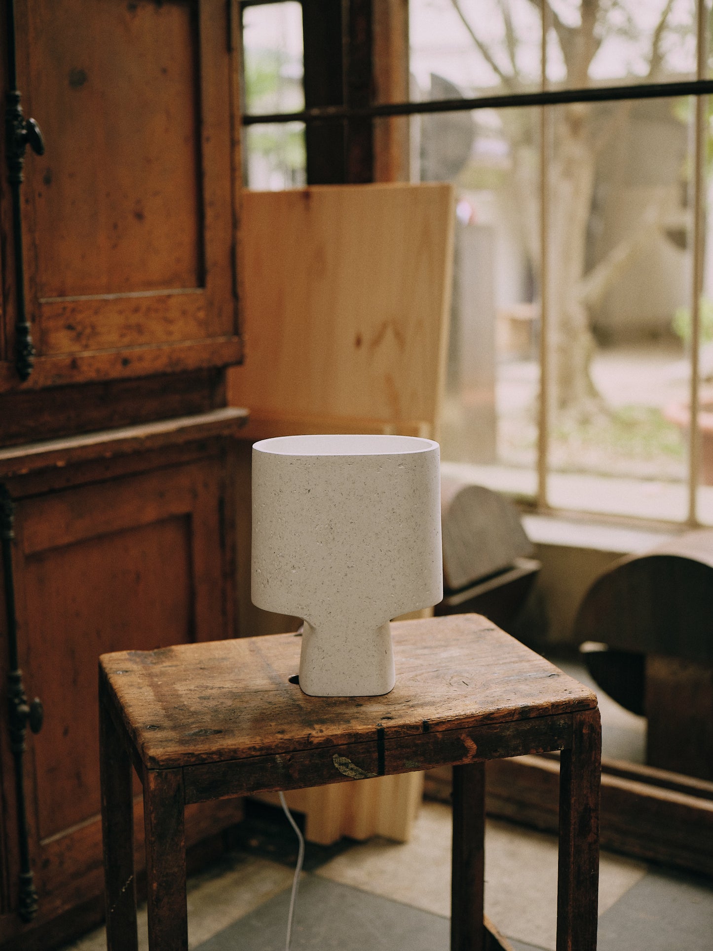 Lampe à poser design blanc naturel blanche sur tabouret en bois et table d'appoint en bois décoration bois wabi sabi