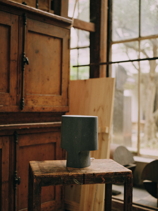 Lampe à poser noire en matière naturelle décoration artisanale thesocialitefamily