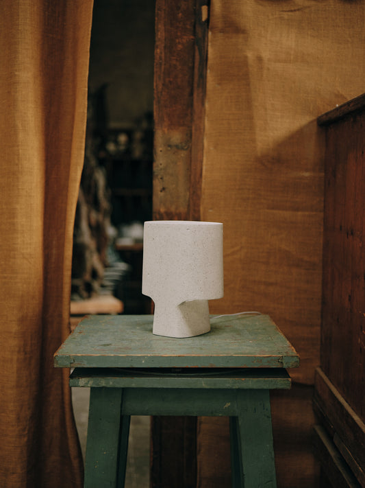 Lampe à poser luminaire blanc naturel matière recyclée sur tabouret en bois décoration intérieur